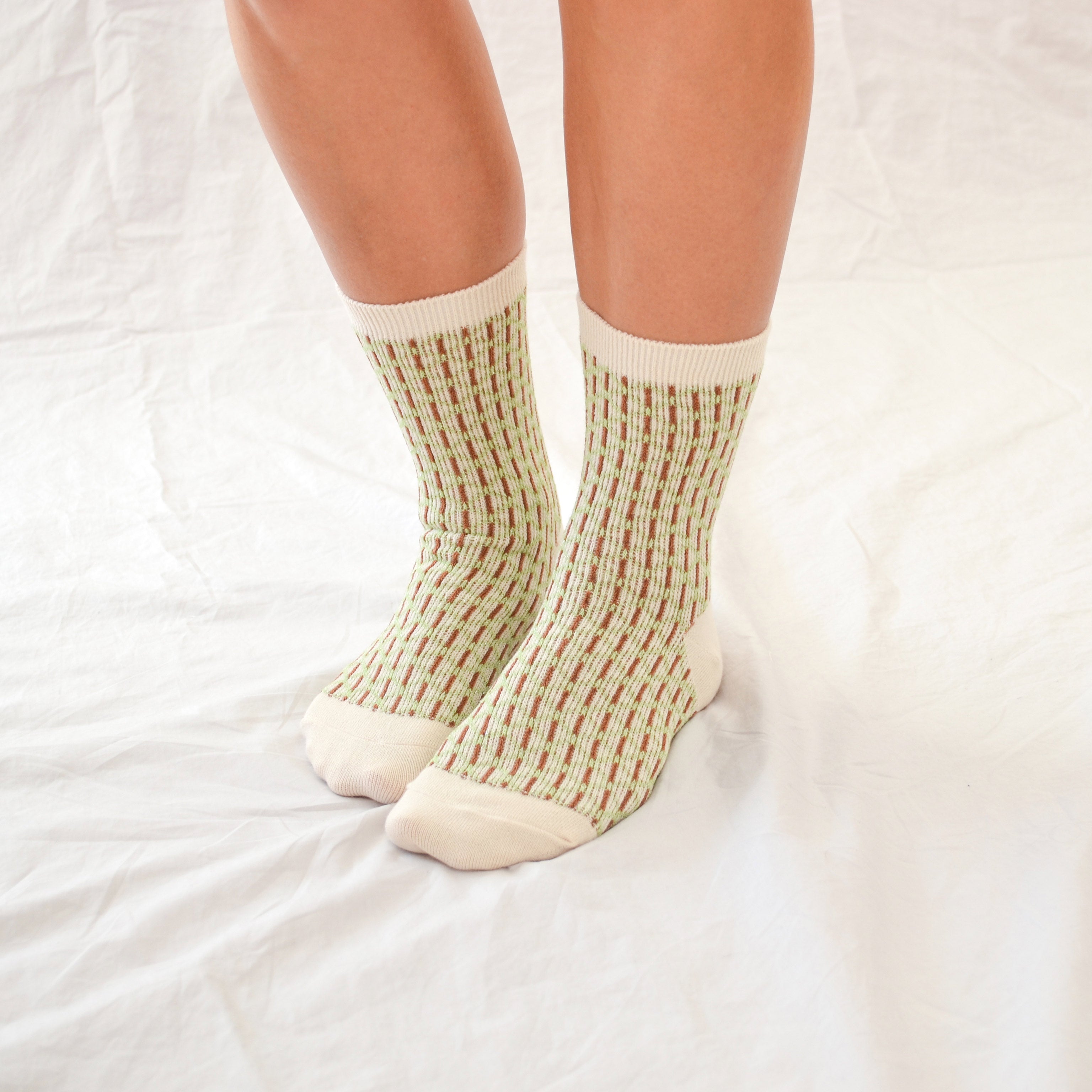 Pine mid-crew socks: cozy and shimmering, textured design with glittering thread in elegant beige and grey hues. Small size (US women’s shoe size: 4-8)